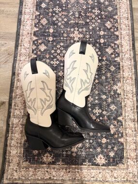 Classic Two-Tone Western Cowboy Boots - Black & Cream